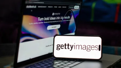 Imagem mostra smartphone com logo da Getty Images e notebook com logo da Shutterstock