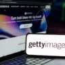 Imagem mostra smartphone com logo da Getty Images e notebook com logo da Shutterstock