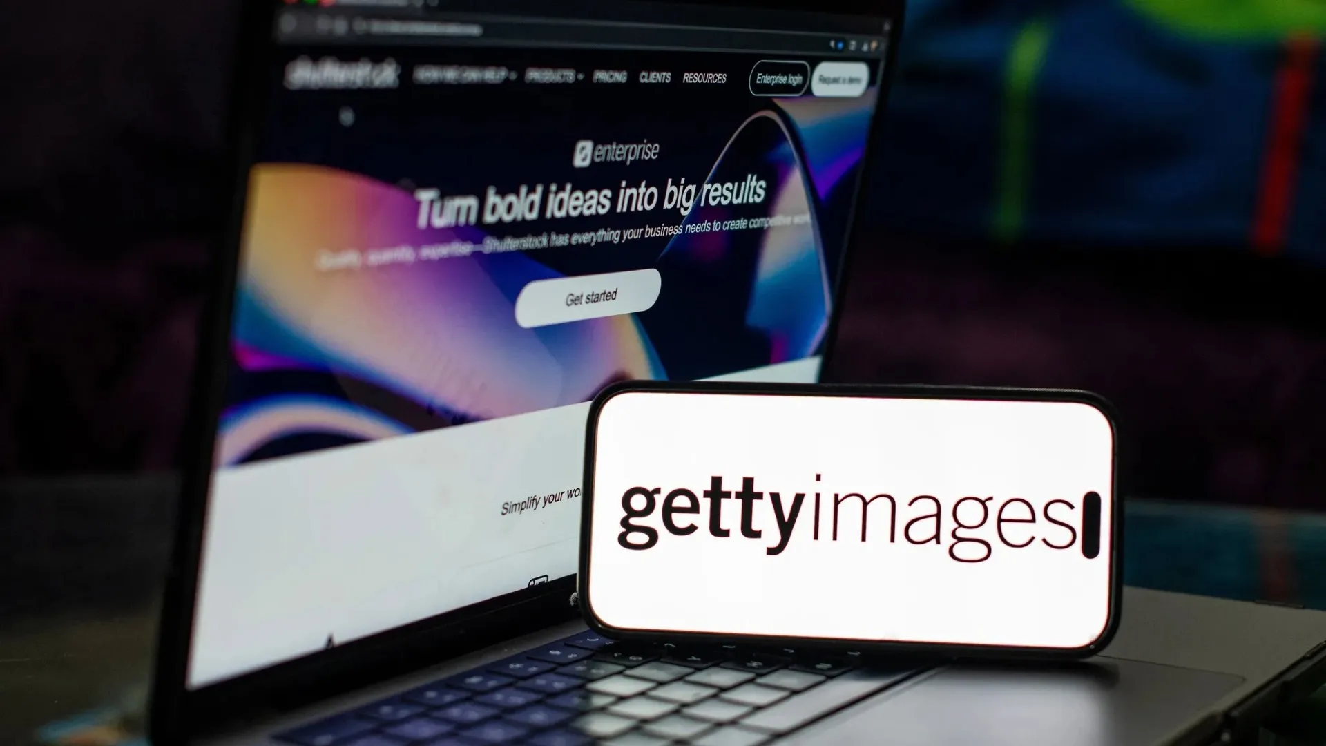 Imagem mostra smartphone com logo da Getty Images e notebook com logo da Shutterstock