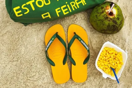 Foto de uma Havaianas amarela na areia; marca aparece no estudo "Verão 360"