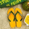 Foto de uma Havaianas amarela na areia; marca aparece no estudo "Verão 360"