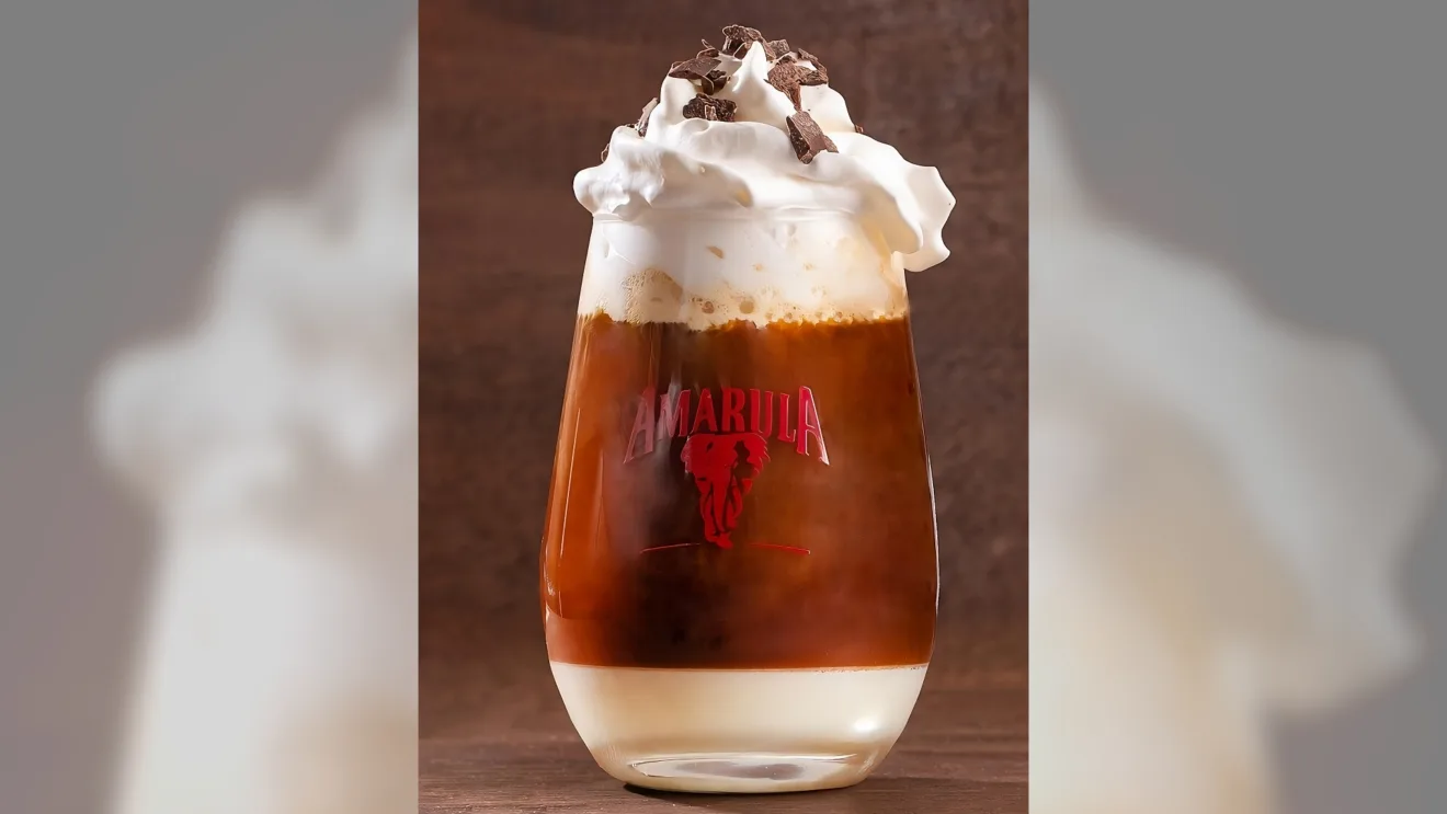 Imagem da Amarula Crème Café, nova opção de sabor da Amarula com a Café du Centre