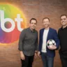 Imagem mostra Tiago Leifert, que será o novo narrador de Futebol do SBT, em meio ao time de diretores da emissora