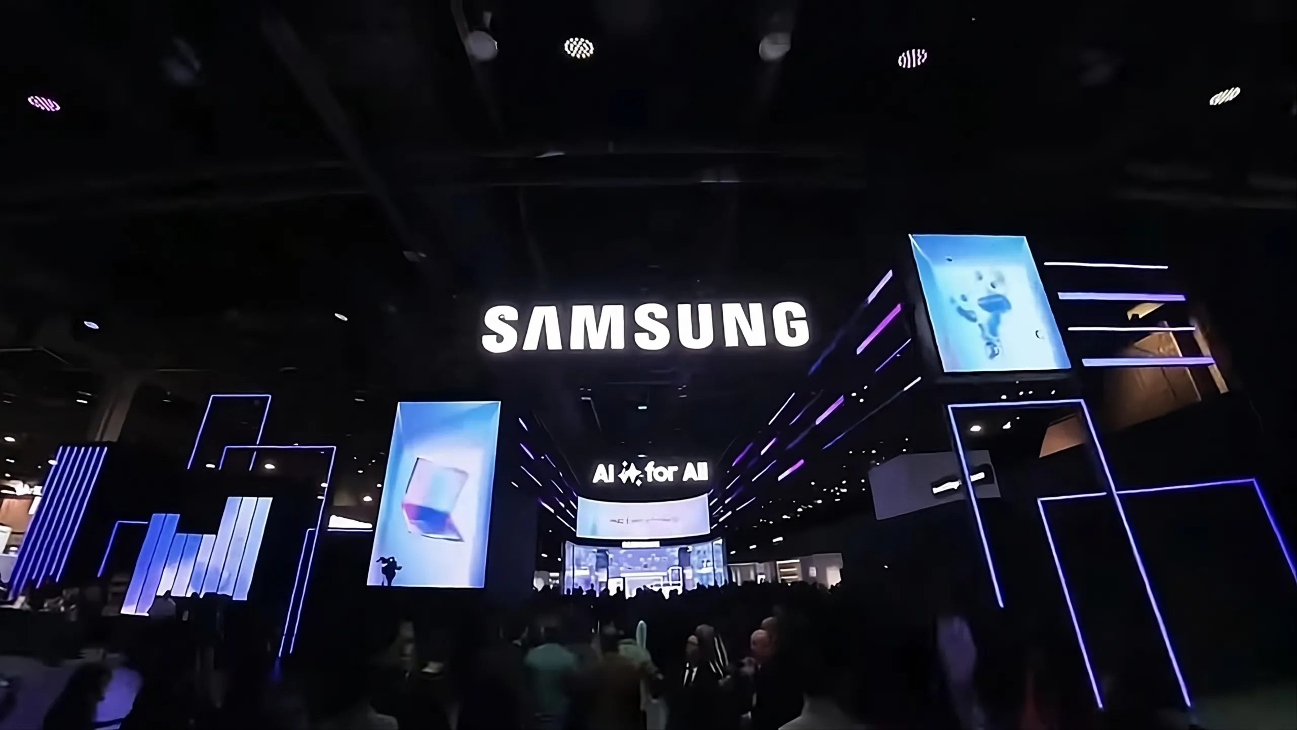 Imagem mostra entrada do estande da Samsung na CES 2025