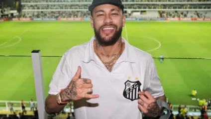 Imagem mostra Neymar com a camiseta do Santos, em matéria para o Promoview