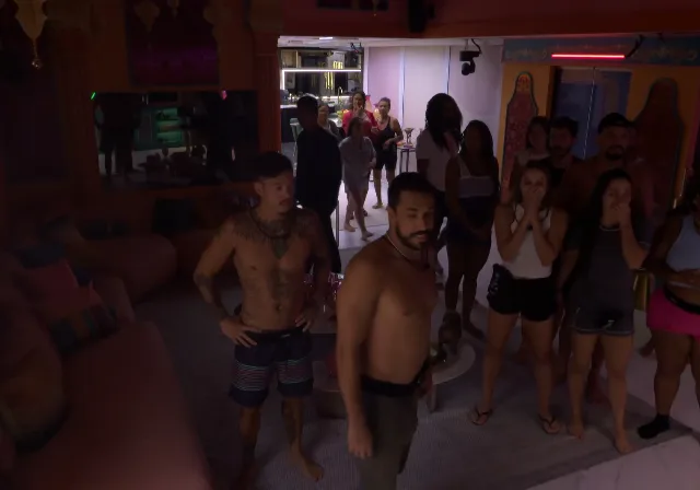Participantes do Big Brother Brasil dentro da Casa BBB com as luzes apagadas