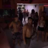 Participantes do Big Brother Brasil dentro da Casa BBB com as luzes apagadas