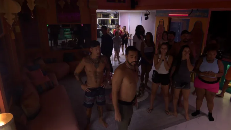 Participantes do Big Brother Brasil dentro da Casa BBB com as luzes apagadas