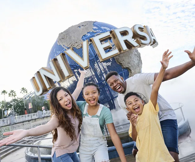 Imagem mostra banner do parque Universal, em Orlando, para onde a KFC vai levar vencedores de sorteio