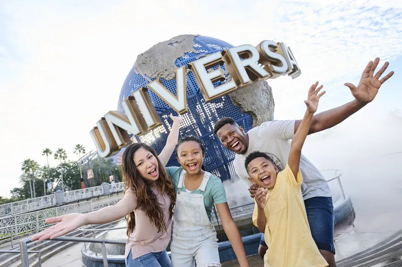 Imagem mostra banner do parque Universal, em Orlando, para onde a KFC vai levar vencedores de sorteio 