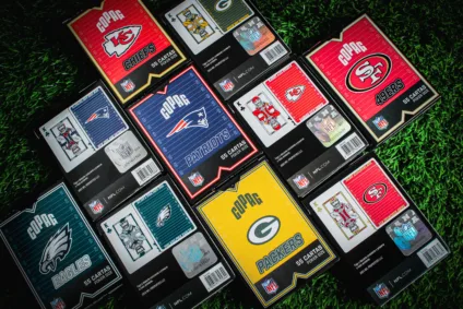 Imagem mostra um dos baralhos da Copag, com design inspirado na NFL, em matéria do Promoview