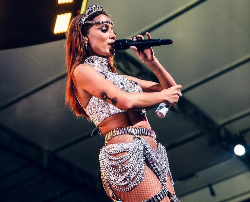 Imagem mostra a cantora Anitta durante edição de evento patrocinado pela Rexona