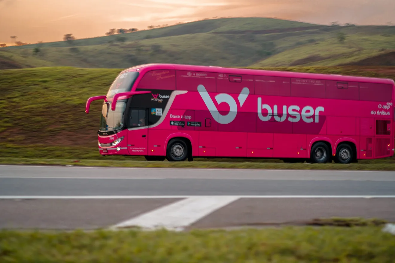 Imagem mostra ônibus da Buser, que confirmou patrocínio ao Campeonato Mineiro de futebol