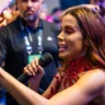 Imagem mostra a cantora Anitta durante edição de evento patrocinado pela Rexona