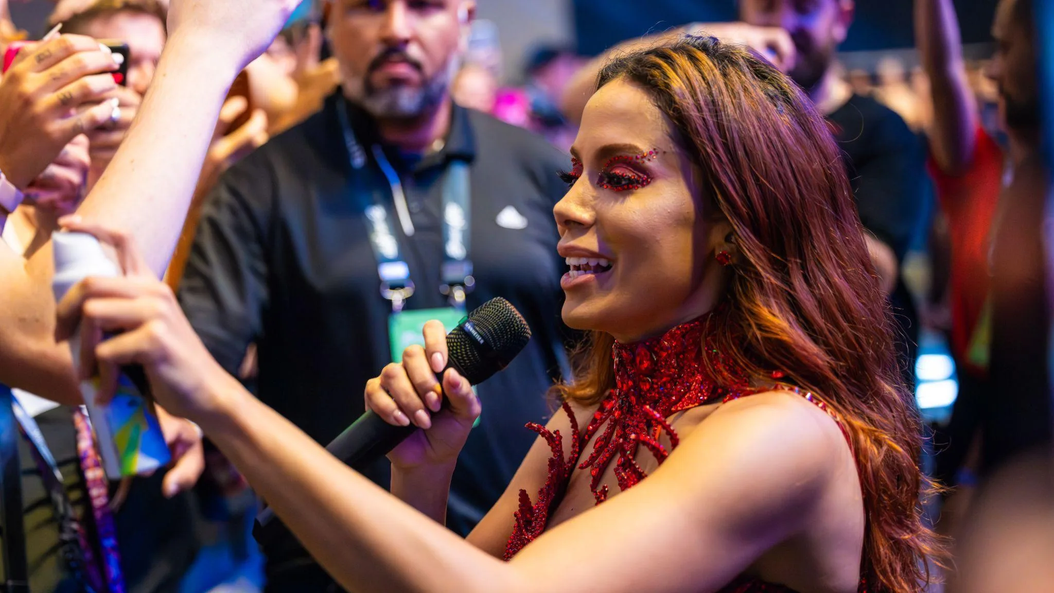 Imagem mostra a cantora Anitta durante edição de evento patrocinado pela Rexona