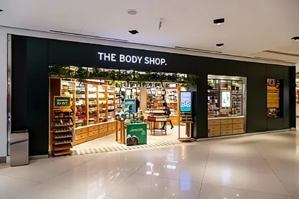 Imagem mostra frente de uma loja da Body Shop em um shopping. Empresa faz desconto de produtos como despedida do mercado brasileiro