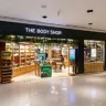 Imagem mostra frente de uma loja da Body Shop em um shopping. Empresa faz desconto de produtos como despedida do mercado brasileiro