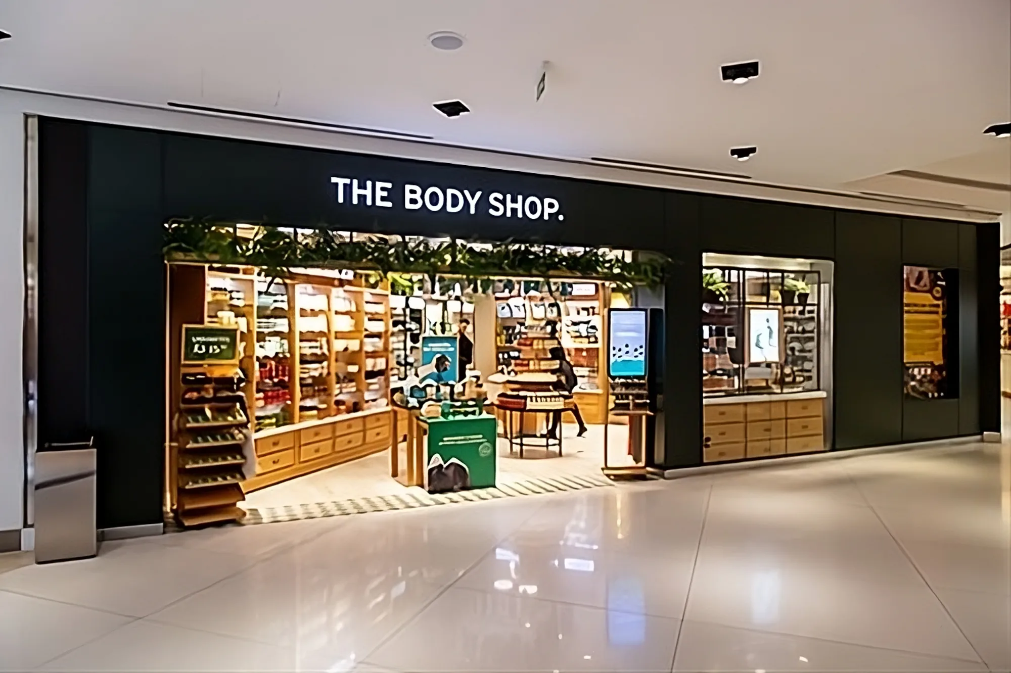 Imagem mostra frente de uma loja da Body Shop em um shopping. Empresa faz desconto de produtos como despedida do mercado brasileiro