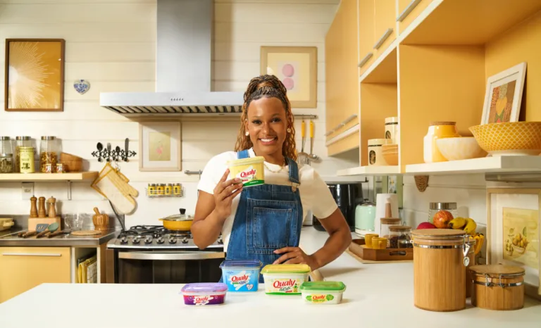 Imagem mostra a ginasta olímpica Rebeca Andrade junto de produtos da Qualy