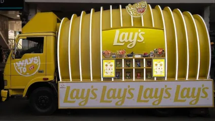 Imagem mostra o food truck que a Lay's promoveu em ação na Índia