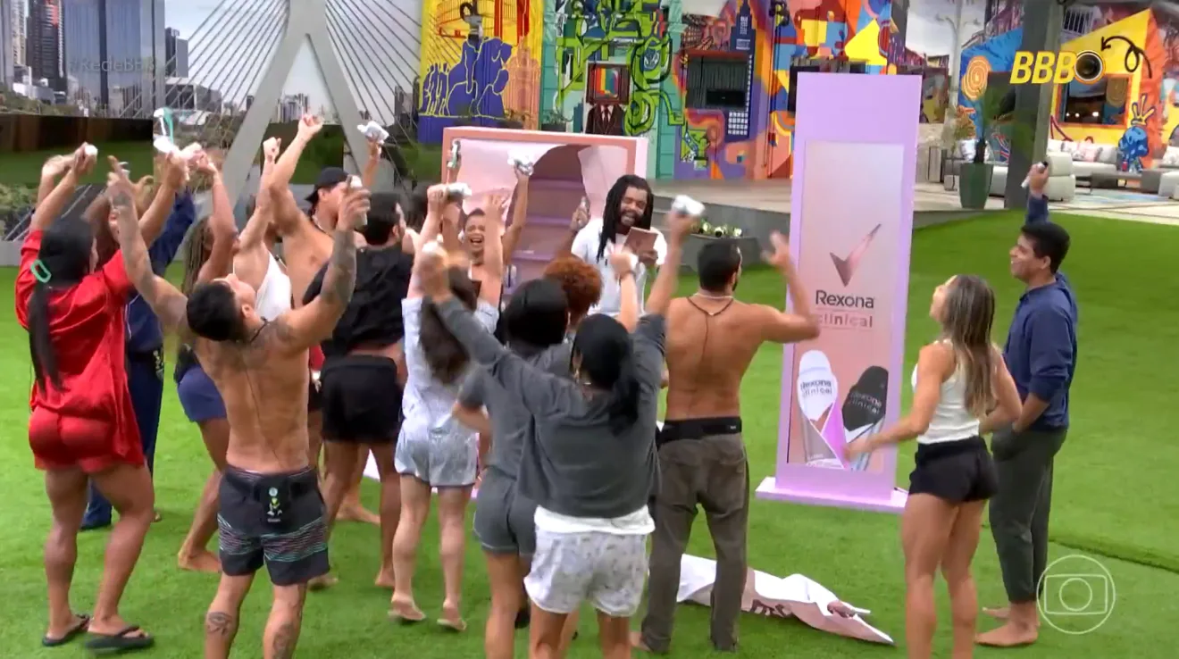 Participantes do Big Brother Brasil 25 no gramado da Casa do BBB encontram antitranspirantes da Rexona Clinical