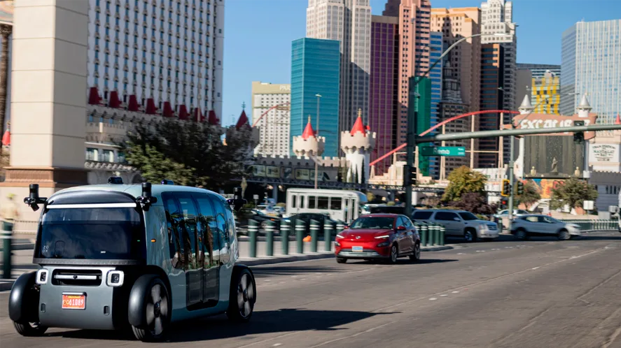 Imagem mostra um mototaxi autônomo em movimento em uma rua de uma cidade grande