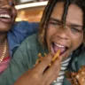 Imagem de um homem negro comendo um hamburguer com batatas fritas, simbolizando McDonald's e diversidade