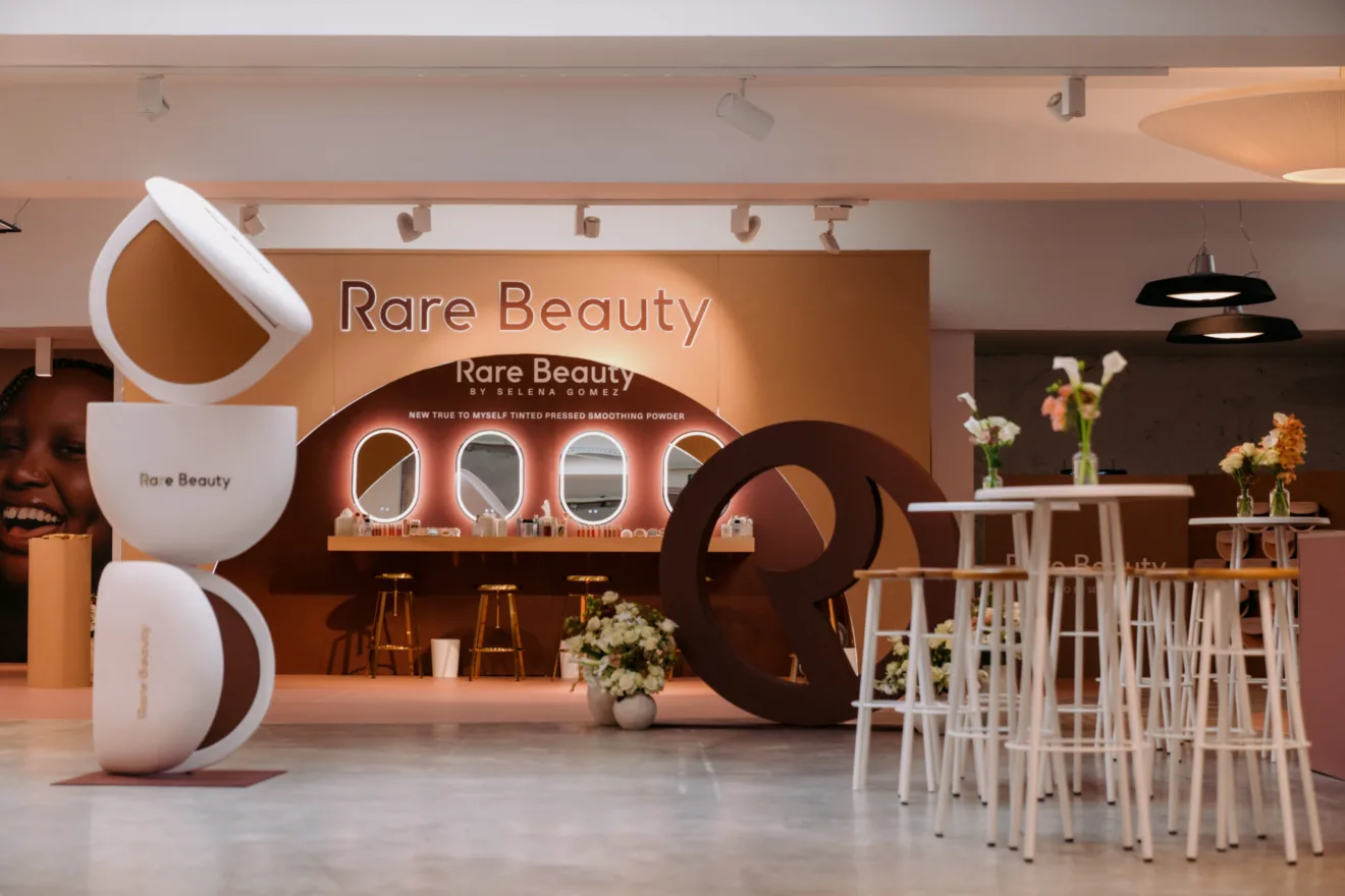 Loja pop-up da Rare Beauty em Madri