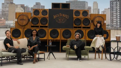 Imagem mostra cenário de nova campanha da Jack Daniel's, com artistas da música brasileira