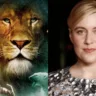 Imagem mostra pôster de divulgação de As Crônicas de Nárnia: o Leão, a Feiticeira e o Guarda-Roupa, de 2005, à esquerda, e uma foto de Greta Gerwig, que dirigirá a adaptação da Netflix, à direita.