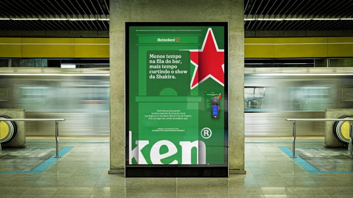 Imagem mostra um painel OOH da Heineken, convertido para meio de pagamento para o show da Shakira