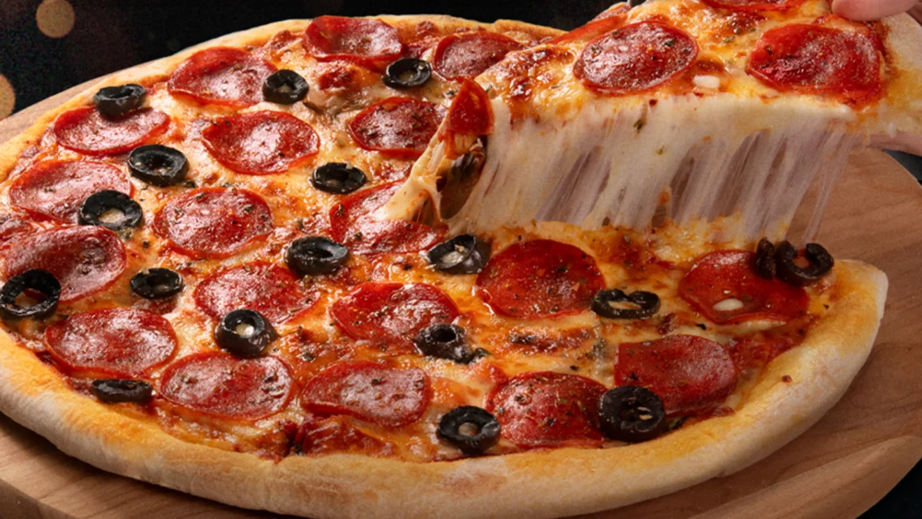 Imagem mostra pizza Pepperon1, criada pela Domino's para o Carnaval 2025 Imagem mostra pizza Pepperon1, criada pela Domino's para o Carnaval 2025