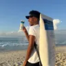 Promotor com mochila de protetor solar neutrogena na praia do Rio de Janeiro