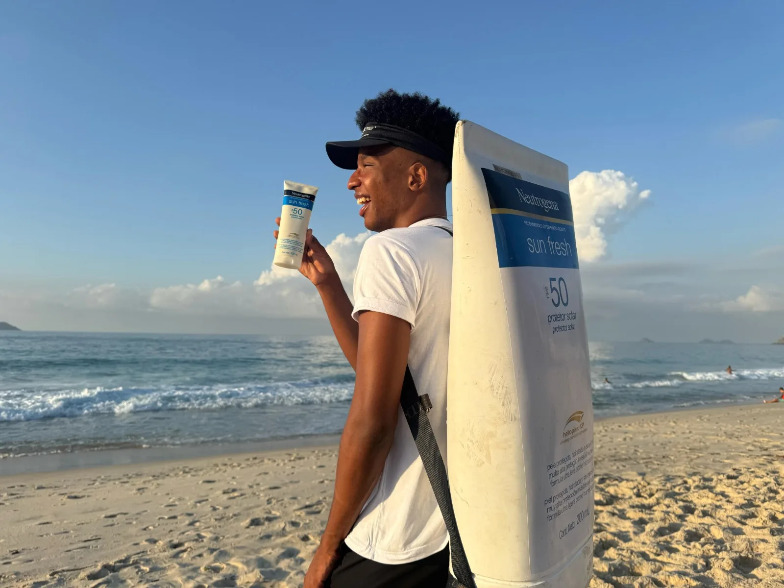 Promotor com mochila de protetor solar neutrogena na praia do Rio de Janeiro