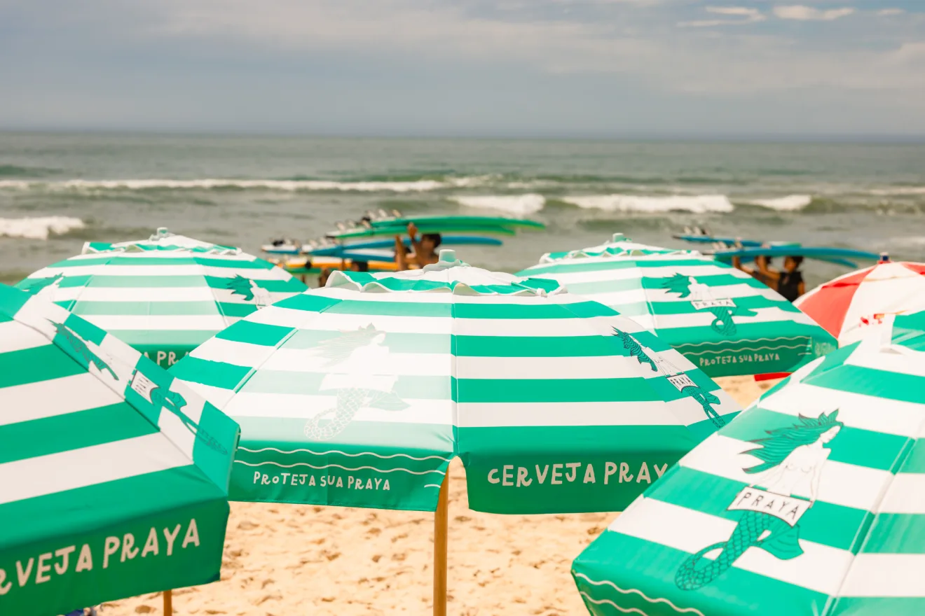 Guarda-sol da marca de cerveja Playa, do grupo Heineken, na orla de Imbituba