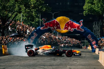 Imagem de um carro de Fórmula 1 patrocinado pela Red Bull