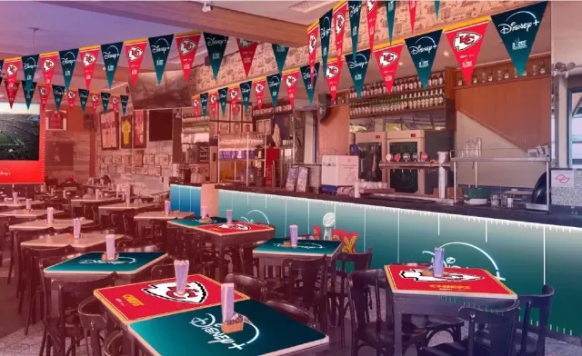 Imagem conceitual de bar tematizado pela Disney para watch party do Super Bowl