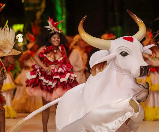 Imagem mostra cena do Festival de Parintins: edição de 2025 terá patrocínio da Natura