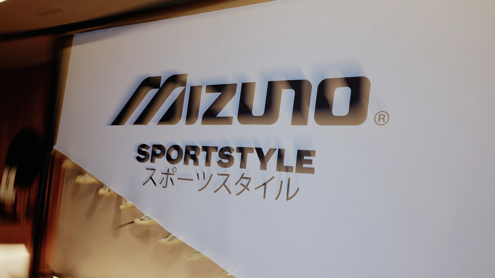 Imagem da entrada da Mizuno Listening Store, em São Paulo