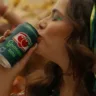 Imagem mostra mulher beijando uma lata de Guaraná Antártica, simbolizando a campanha "É Coisa Nossa"