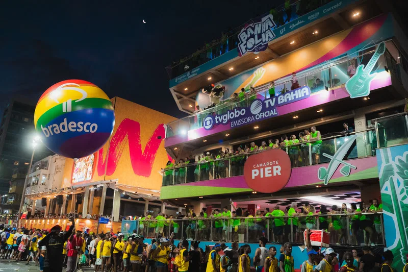 Imagem de trio elétrico no Nordeste mostra ativações do Bradesco no Carnaval