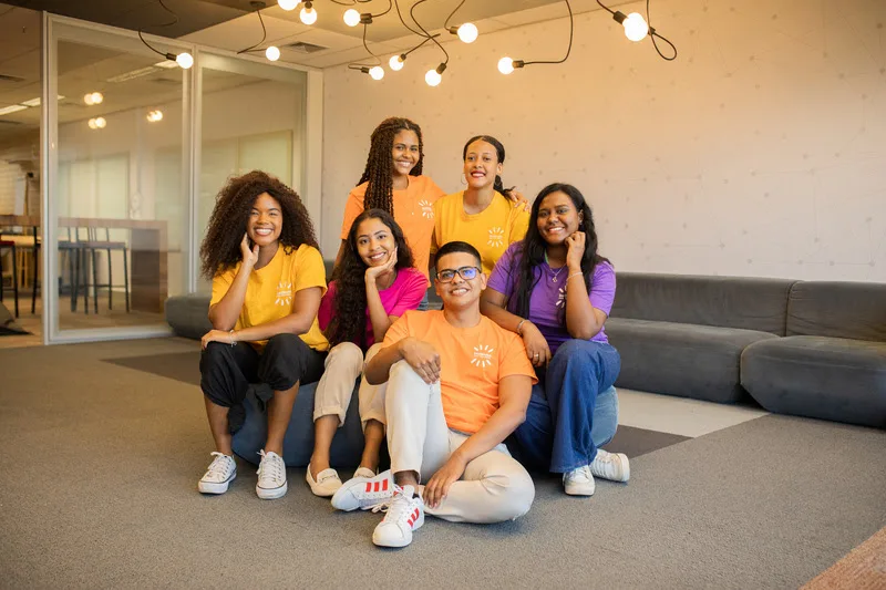 Imagem mostra jovens profissionais afiliados ao Instituto Coca-Cola Brasil