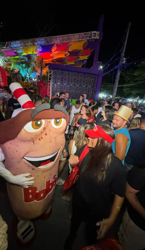 Imagem mostra festa de carnaval do Bob's