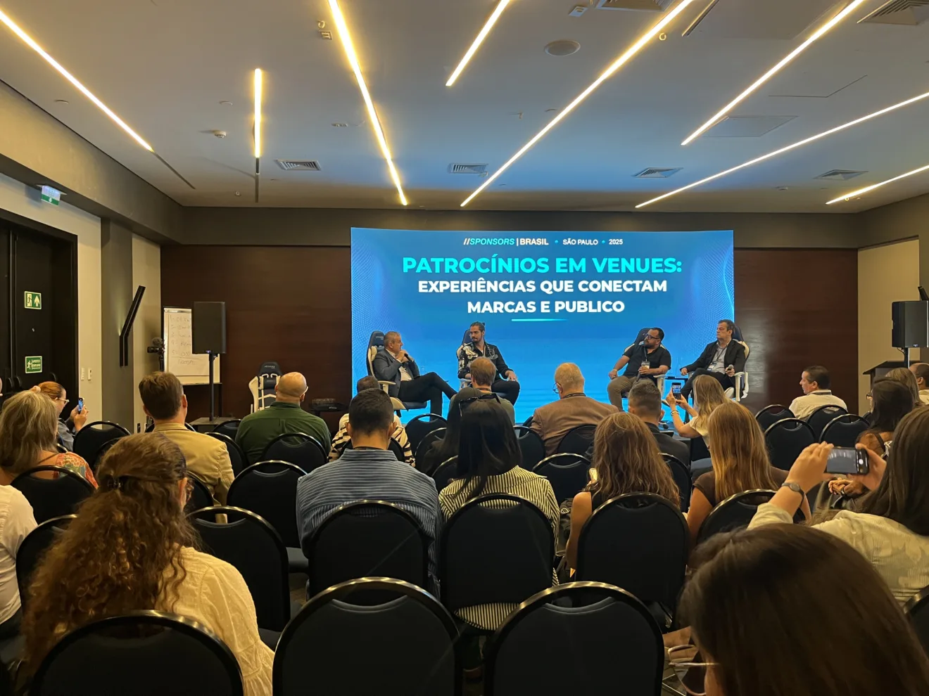 Painel "Patrocínios em venues: experiências que conectam marcas e públicos" no sponsors brasil 2025