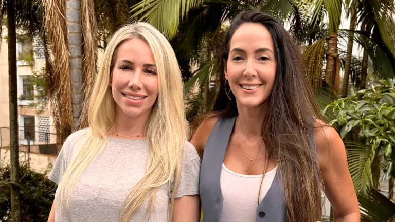 Gabriela Amato (esquerda) ao lado de Karina Ribeiro, da agência VML Brasil