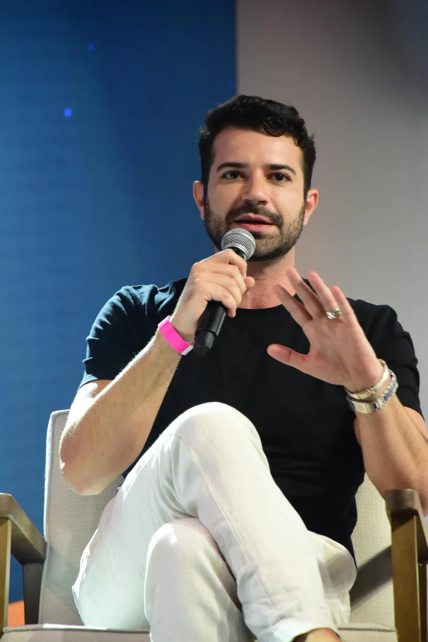 Imagem de Rafael Golfe, da Heineken, em painel do UpFront 2025