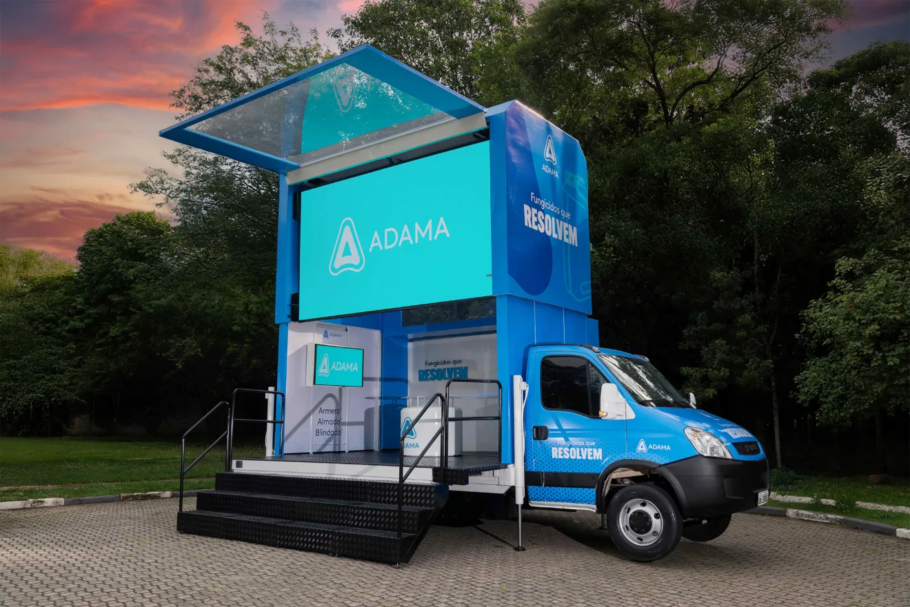 Truck da Brandtruck está adesivado com a marca Adama e traz uma tela interativa em seu interior