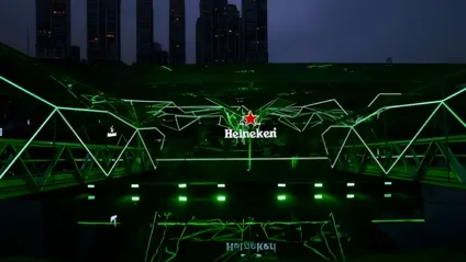 Imagem mostra a estrutura do bar flutuante da Heineken em Porto Alegre