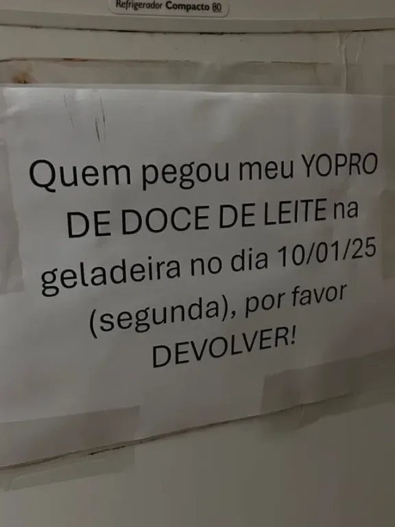 Captura mostra story da página "Festa da Firma", no Instagram, mostrando roubo de YoPro em escritório, que rendeu case de sucesso para a Danone