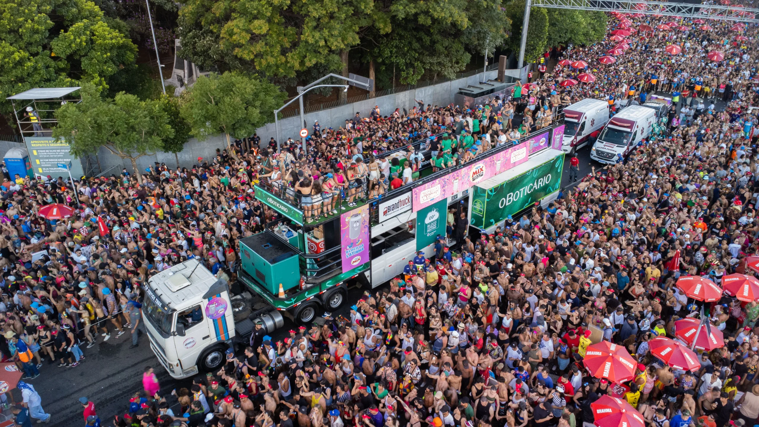 Carro de apoio da Brandtruck com o patrocínio do Boticário no carnaval